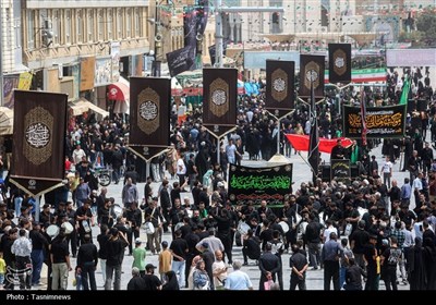 سوگواری عاشقان حسینی در حرم حضرت معصومه(س)