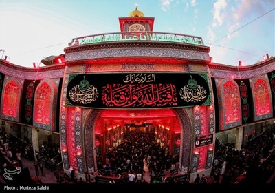 حرم مطهر امام حسین (ع) در شب اربعین