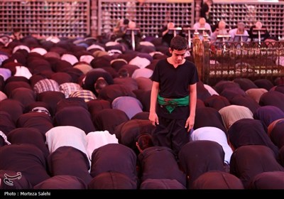 حرم مطهر امام حسین (ع) در شب اربعین