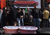 شب اربعین در کربلا و زائرانی که سعی دارندخود را به کربلا برسانند