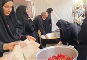 بانوان موکب ام‌المصائب رباط‌کریم جاماندگان اربعین را میهمان کردند+تصویر و فیلم