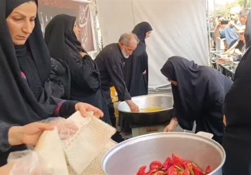 بانوان موکب ام‌المصائب رباط‌کریم جاماندگان اربعین را میهمان کردند+تصویر و فیلم