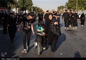 پیاده‌روی دلدادگان اربعین حسینی در شهر سورشجان