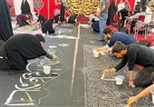 کتیبه‌نویسی به صورت بداهه در مسیر راهپیمایی جاماندگان اربعین حسینی