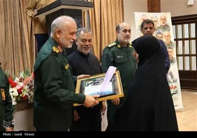 تجلیل از 19 آزاده و خانواده شهدای اسارت منطقه دوم دریایی سپاه