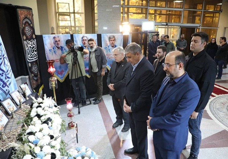 حضور اسلامی در دانشگاه شهید بهشتی و امضاء دفتر یادبود شهدای هسته‌ای