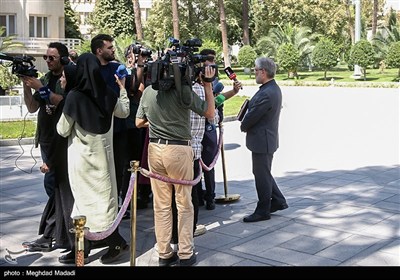 اعضای هیئت دولت در جمع خبرنگاران