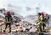 آتش‌نشانان شیراز آتش‌سوزی گسترده انبار کارتن را مهار کردند