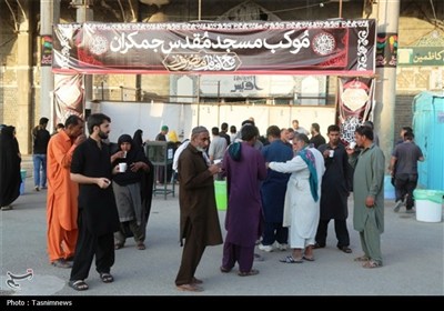 شیرینی خادمی با لبخند زائران