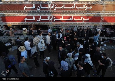 پذیرایی عاشقانه از زائران امامین عسکریین(ع)