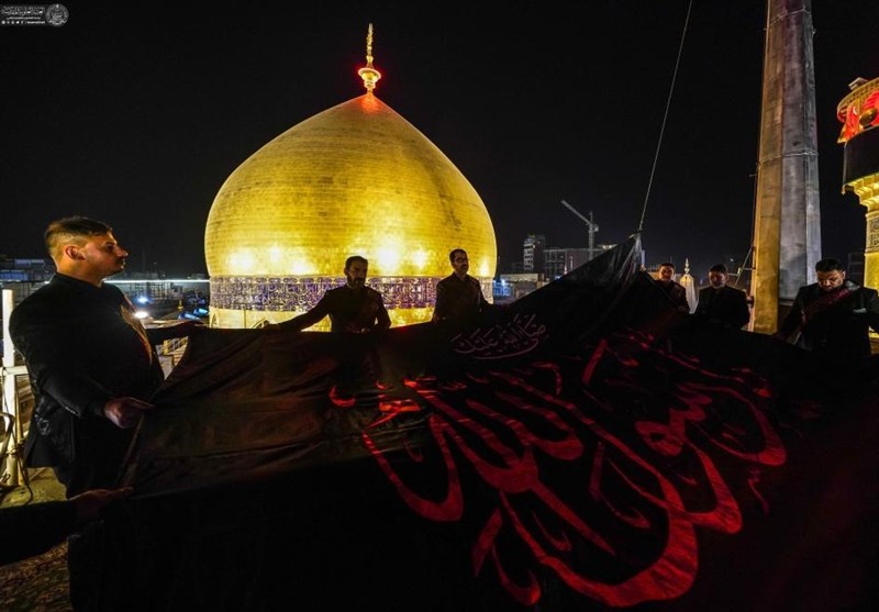 پرچم عزای پیامبر(ص) در حرم امام علی(ع)