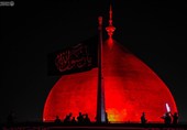 پرچم عزای پیامبر اکرم (ص) بر فراز گنبد حرم امام علی (ع) برافراشته شد + عکس