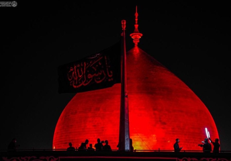 پرچم عزای پیامبر اکرم (ص) بر فراز گنبد حرم امام علی (ع) برافراشته شد + عکس