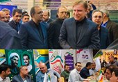 برپایی میز خدمت 42 دستگاه اجرایی استان بوشهر در مصلای جمعه