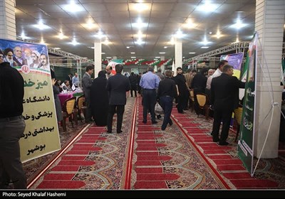 برپایی میز خدمت 42 دستگاه اجرایی استان بوشهر در مصلا جمعه
