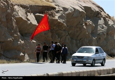 زائران رضوی در جاده امام رضا (ع)