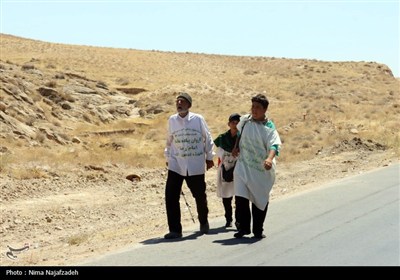 زائران رضوی در جاده امام رضا (ع)