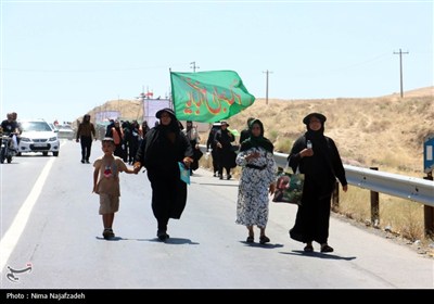زائران رضوی در جاده امام رضا (ع)