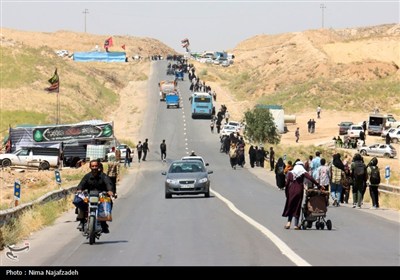 زائران رضوی در جاده امام رضا (ع)
