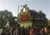 با حضور پرشور مردم ولایی سرایان؛آیین نخلبرداری 28 صفر را برگزار شد