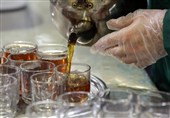 چای با طعم خدمت؛ خدمت عاشقانه در چایخانه حرم رضوی+عکس