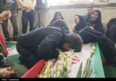 وداع جانسوز خانواده و همرزمان با پیکر شهید تولی
