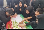 وداع جانسوز خانواده و همرزمان با پیکر شهید تولی