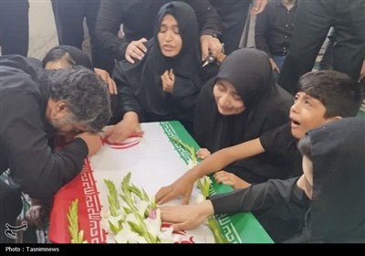 وداع جانسوز خانواده و همرزمان با پیکر شهید تولی