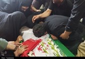 وداع جانسوز خانواده و همرزمان با پیکر شهید تولی