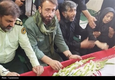 وداع جانسوز خانواده و همرزمان با پیکر شهید تولی