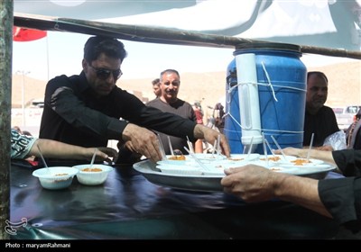 خدمت رسانی در قلب مسیر پیاده روی به مشهد الرضا(ع)