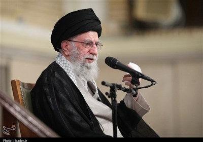 الإمام الخامنئی: شعبنا سیتصدى بقوة للمطلب الأمریکی المهین بالانصیاع لأوامره