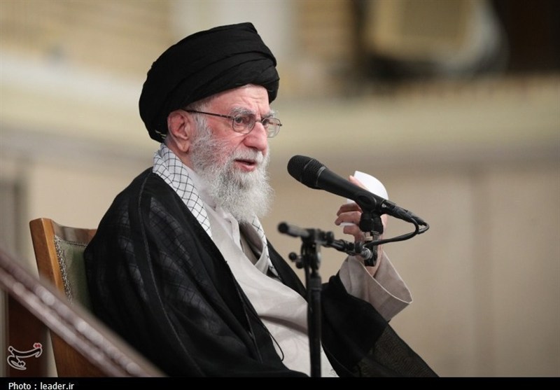 الإمام الخامنئی: شعبنا سیتصدى بقوة للمطلب الأمریکی المهین بالانصیاع لأوامره