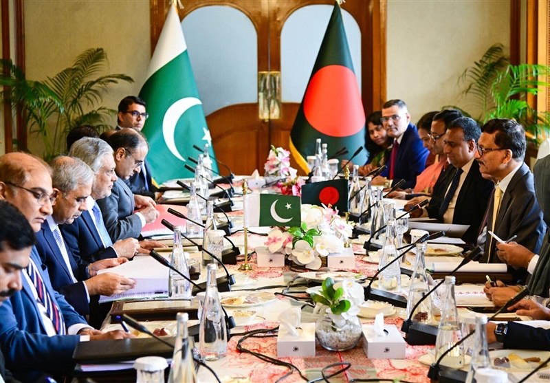 Pakistan FM Holds Talks with Bangladeshi Officials during ‘Historic’ Visit