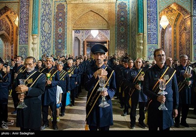 آیین لاله گردانی شام غریبان شهادت امام رضا (ع) در حرم مطهر حضرت شاهچراغ (ع)