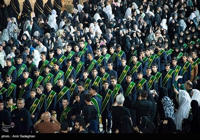 آیین لاله گردانی شام غریبان شهادت امام رضا (ع) در حرم مطهر حضرت شاهچراغ (ع)