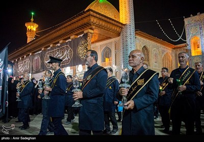 آیین لاله گردانی شام غریبان شهادت امام رضا (ع) در حرم مطهر حضرت شاهچراغ (ع)
