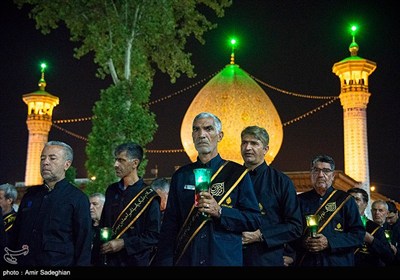آیین لاله گردانی شام غریبان شهادت امام رضا (ع) در حرم مطهر حضرت شاهچراغ (ع)
