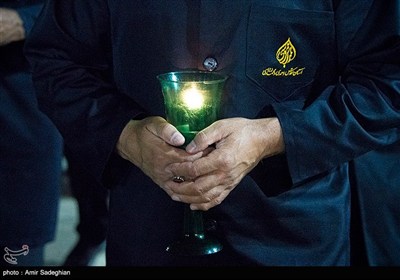 آیین لاله گردانی شام غریبان شهادت امام رضا (ع) در حرم مطهر حضرت شاهچراغ (ع)