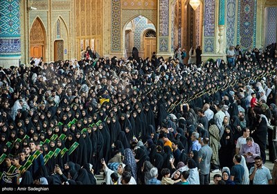 آیین لاله گردانی شام غریبان شهادت امام رضا (ع) در حرم مطهر حضرت شاهچراغ (ع)