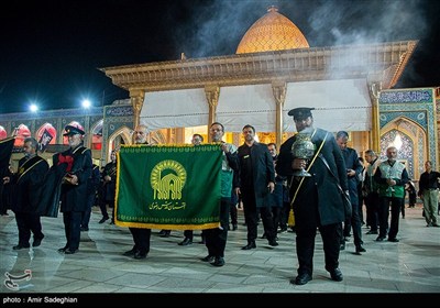 آیین لاله گردانی شام غریبان شهادت امام رضا (ع) در حرم مطهر حضرت شاهچراغ (ع)