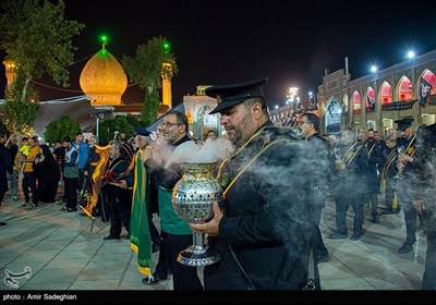 آیین لاله گردانی شام غریبان شهادت امام رضا (ع) در حرم مطهر حضرت شاهچراغ (ع)
