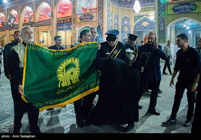 آیین لاله گردانی شام غریبان شهادت امام رضا (ع) در حرم مطهر حضرت شاهچراغ (ع)