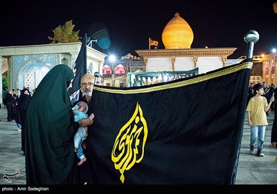 آیین لاله گردانی شام غریبان شهادت امام رضا (ع) در حرم مطهر حضرت شاهچراغ (ع)