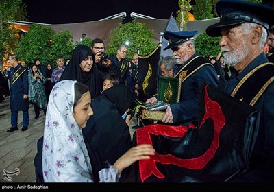 آیین لاله گردانی شام غریبان شهادت امام رضا (ع) در حرم مطهر حضرت شاهچراغ (ع)