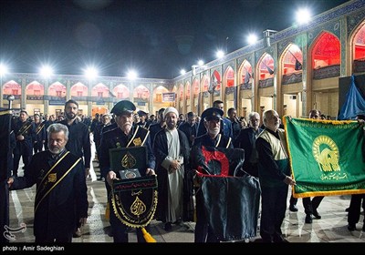 آیین لاله گردانی شام غریبان شهادت امام رضا (ع) در حرم مطهر حضرت شاهچراغ (ع)