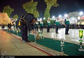آیین لاله گردانی شام غریبان شهادت امام رضا (ع) در حرم مطهر حضرت شاهچراغ (ع)