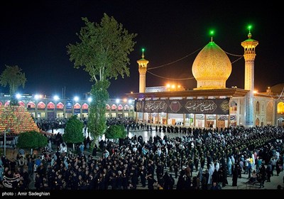 آیین لاله گردانی شام غریبان شهادت امام رضا (ع) در حرم مطهر حضرت شاهچراغ (ع)