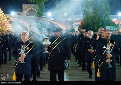 آیین لاله گردانی شام غریبان شهادت امام رضا (ع) در حرم مطهر حضرت شاهچراغ (ع)