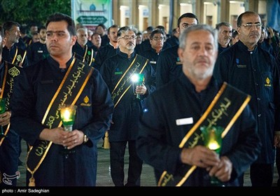آیین لاله گردانی شام غریبان شهادت امام رضا (ع) در حرم مطهر حضرت شاهچراغ (ع)